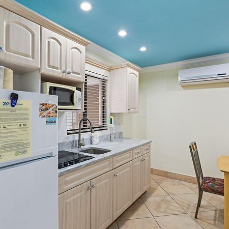 Bayview Plaza Waterfront Resort St. Pete Beach Rom bilde