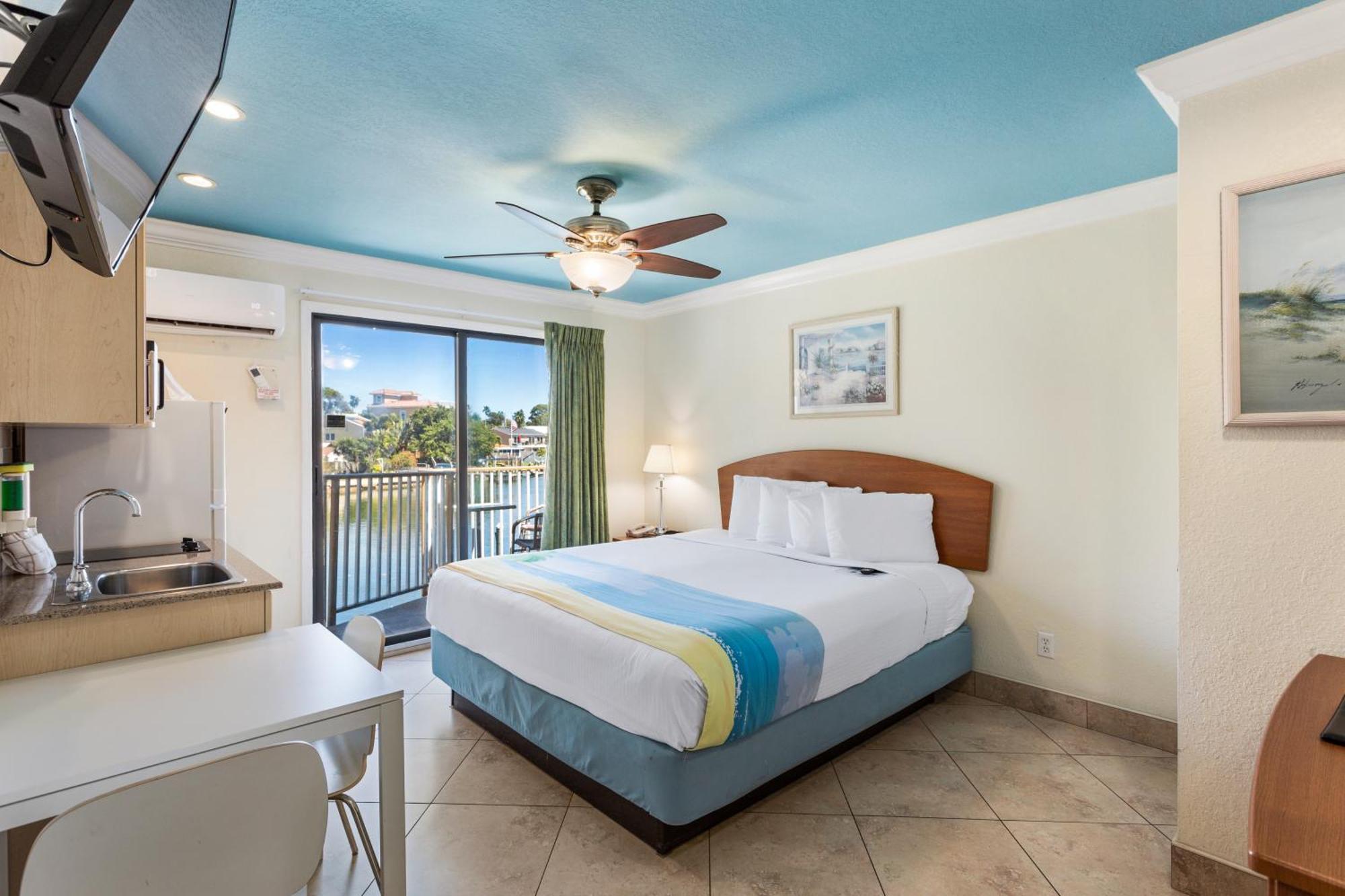 Bayview Plaza Waterfront Resort St. Pete Beach Rom bilde