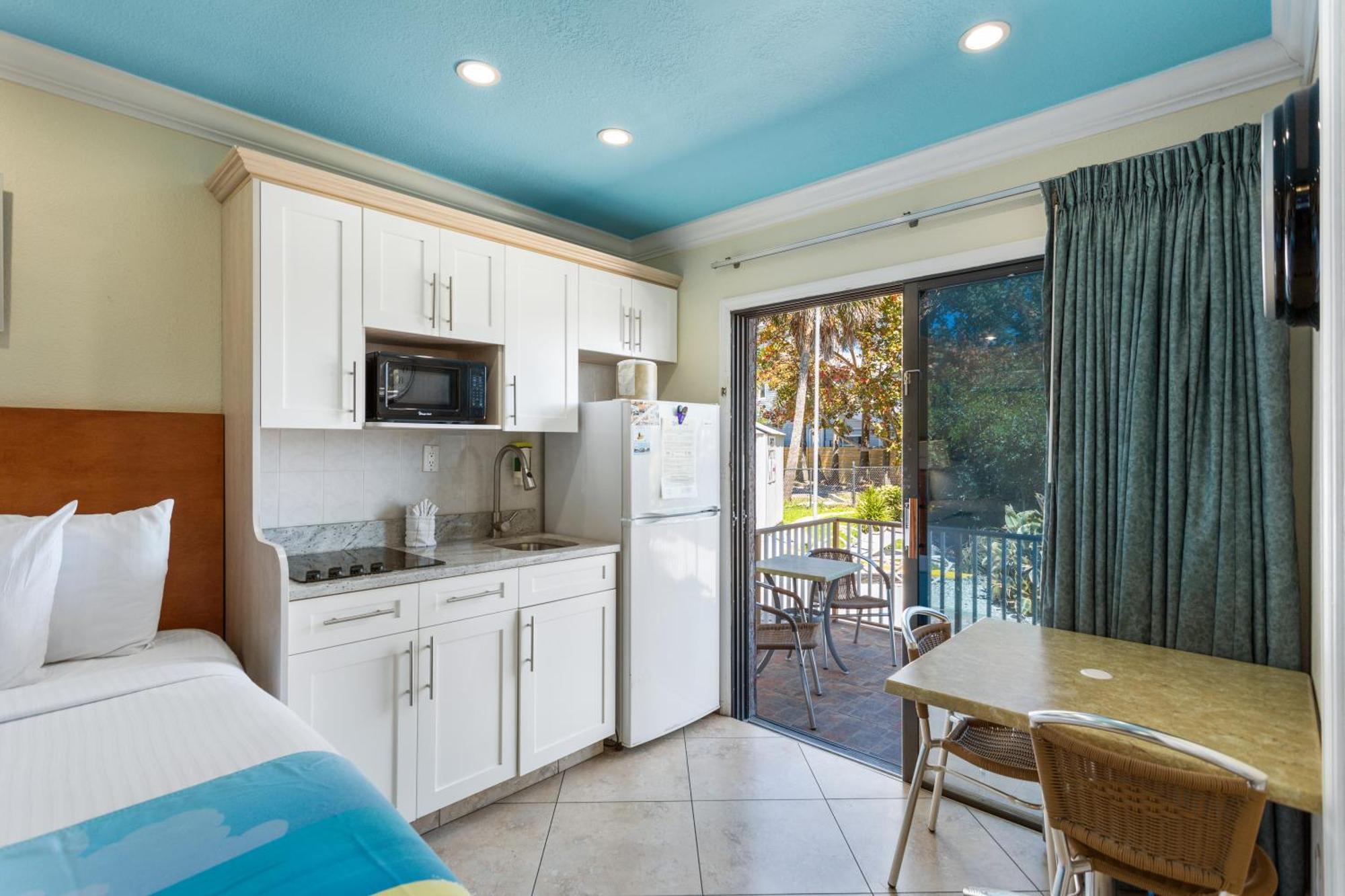Bayview Plaza Waterfront Resort St. Pete Beach Rom bilde